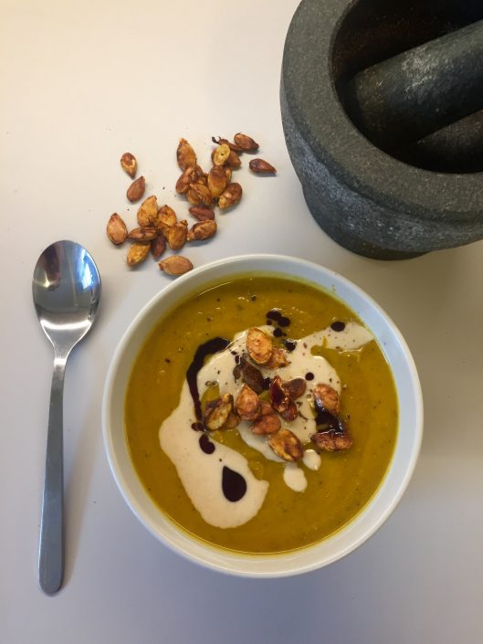 Kürbiscremesuppe mit Cashewcreme